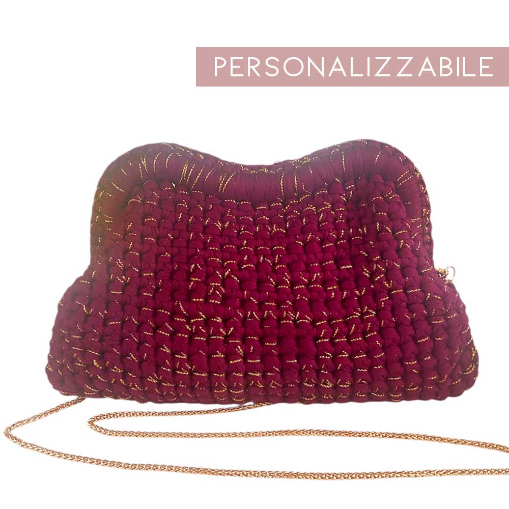 Clutch in fettuccia bordeaux all'uncinetto personalizzabile con iniziale