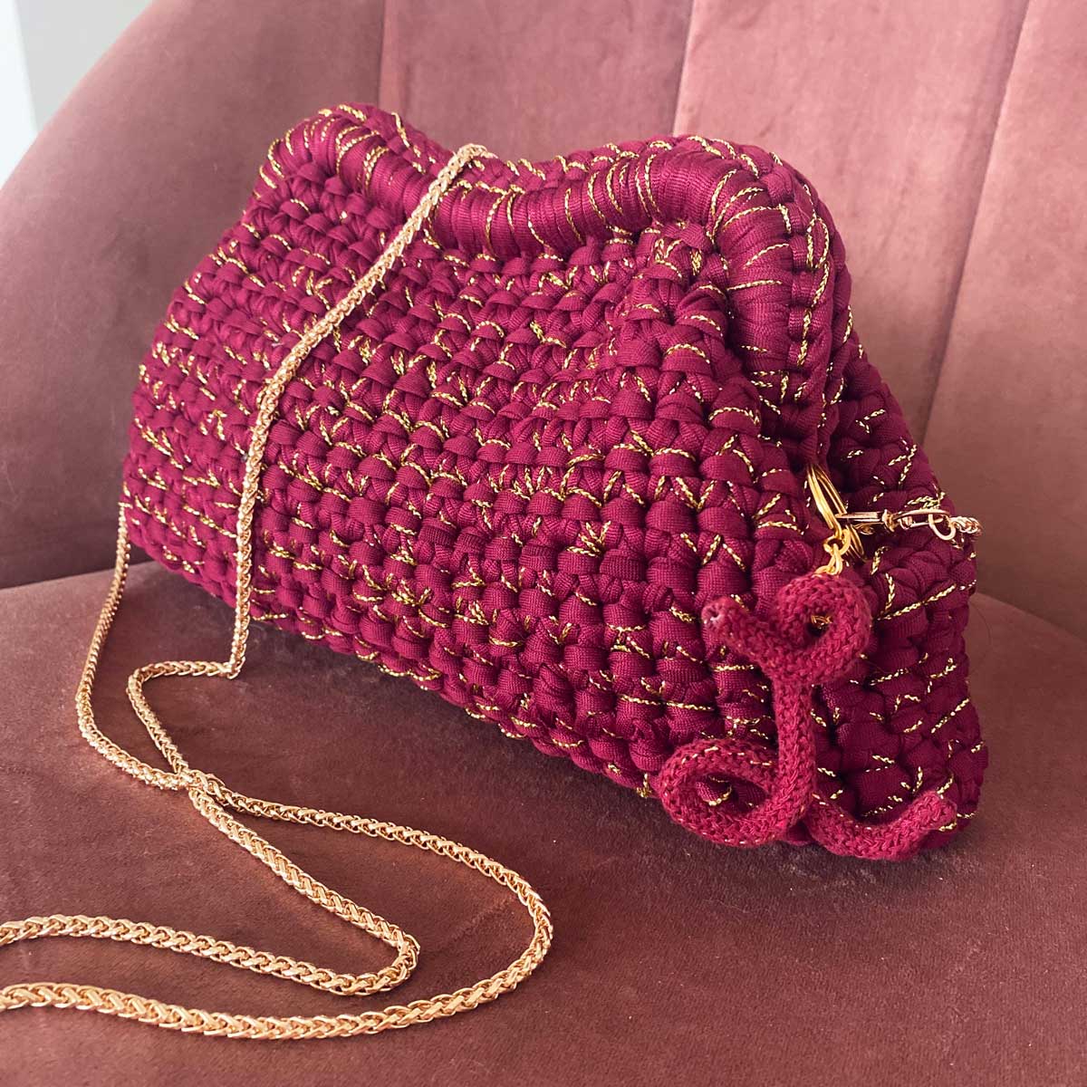 Clutch in fettuccia bordeaux all'uncinetto personalizzabile con iniziale