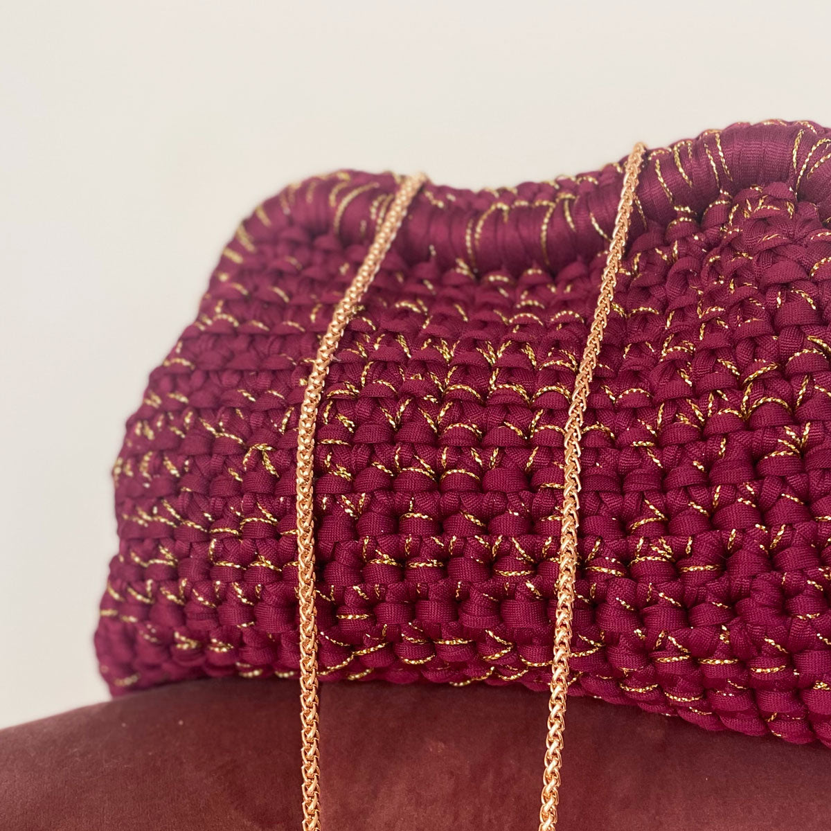 Clutch in fettuccia bordeaux all'uncinetto personalizzabile con iniziale