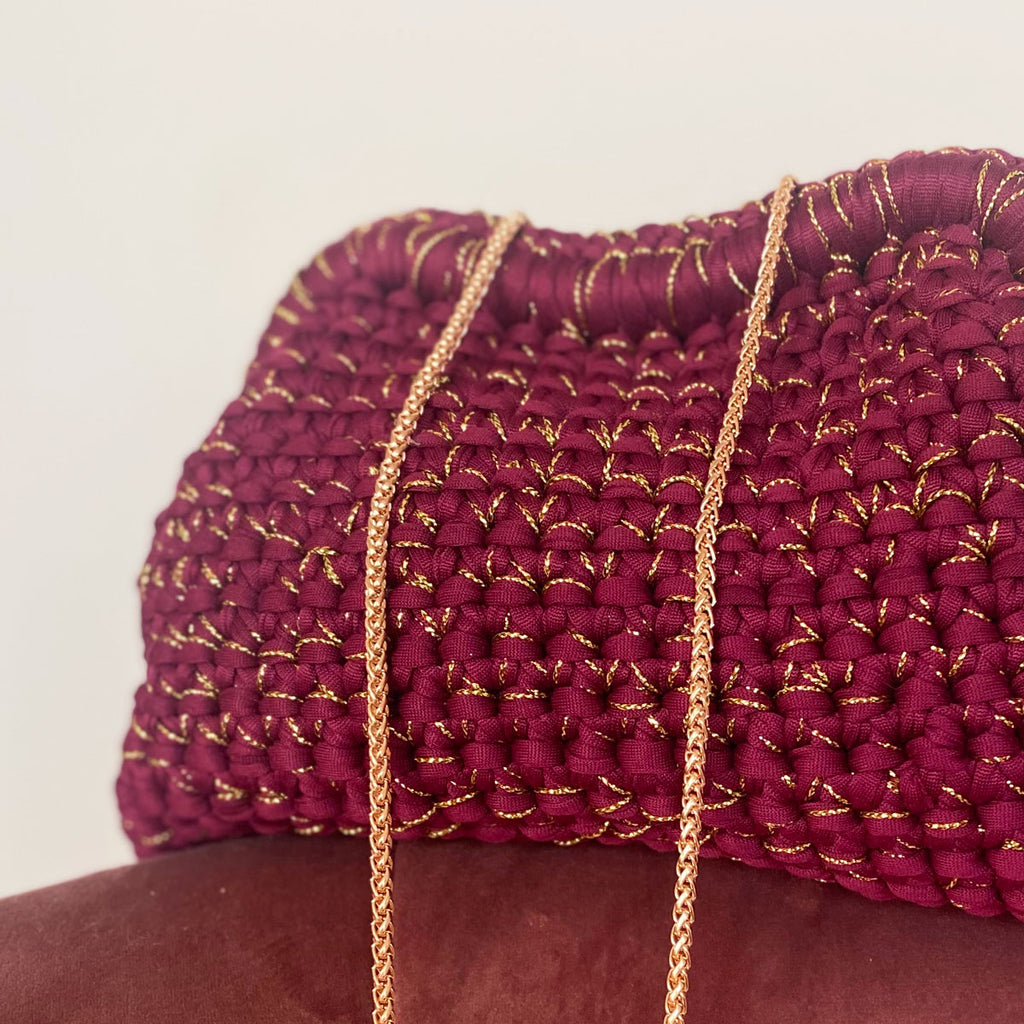 Clutch in fettuccia bordeaux all'uncinetto personalizzabile con iniziale