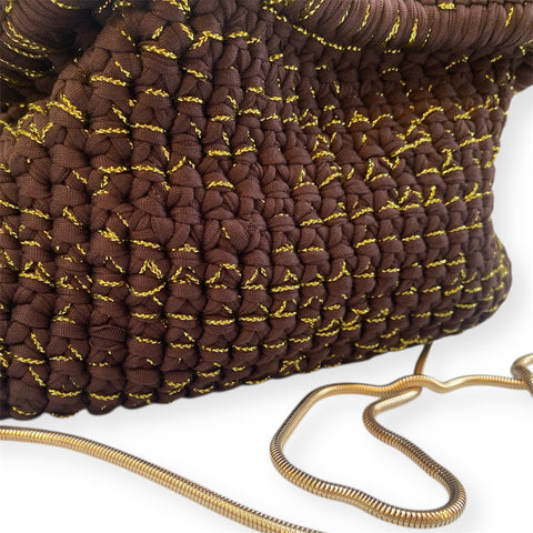 Clutch all'uncinetto in fettuccia marrone e lurex oro