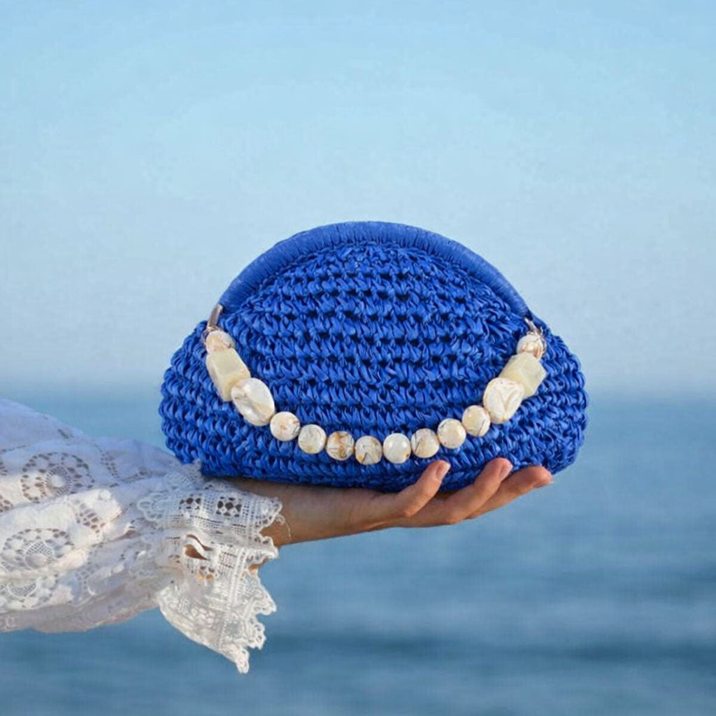 Clutch in rafia all’uncinetto blu con manico in pietra naturale
