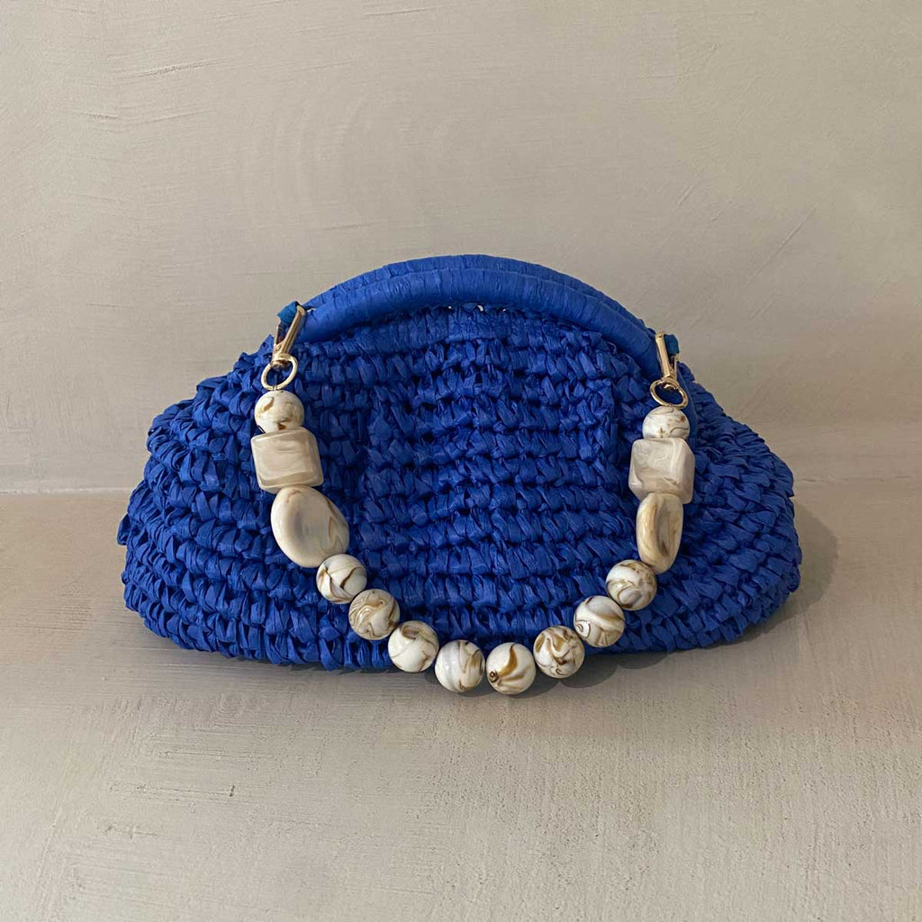 Clutch in rafia all’uncinetto blu con manico in pietra naturale