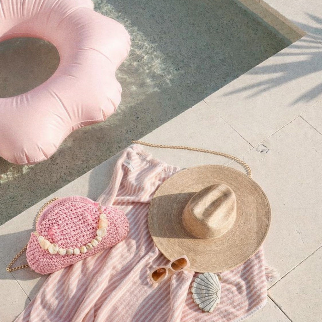 Clutch in rafia all’uncinetto con manico in pietra naturale