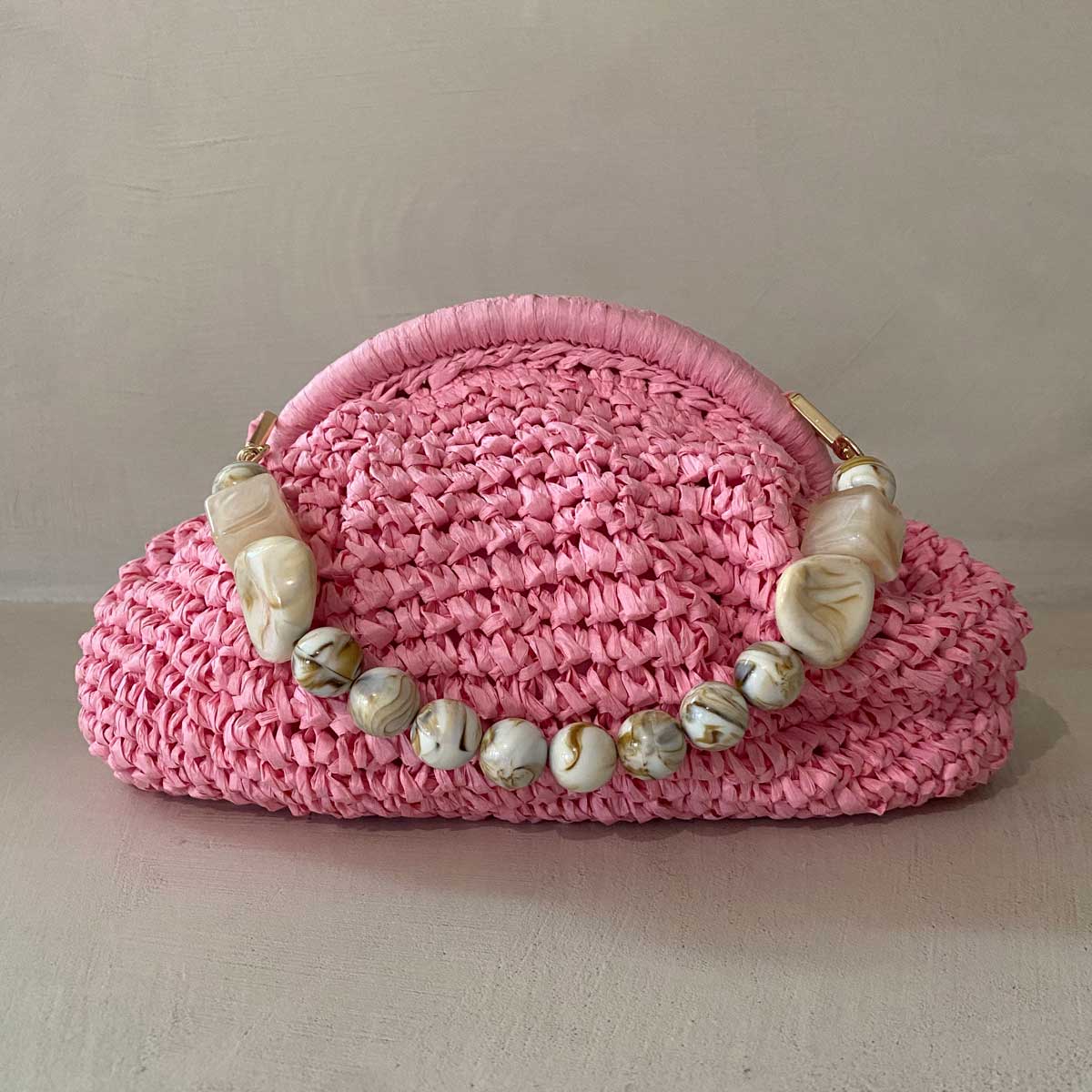 Clutch in rafia all’uncinetto con manico in pietra naturale