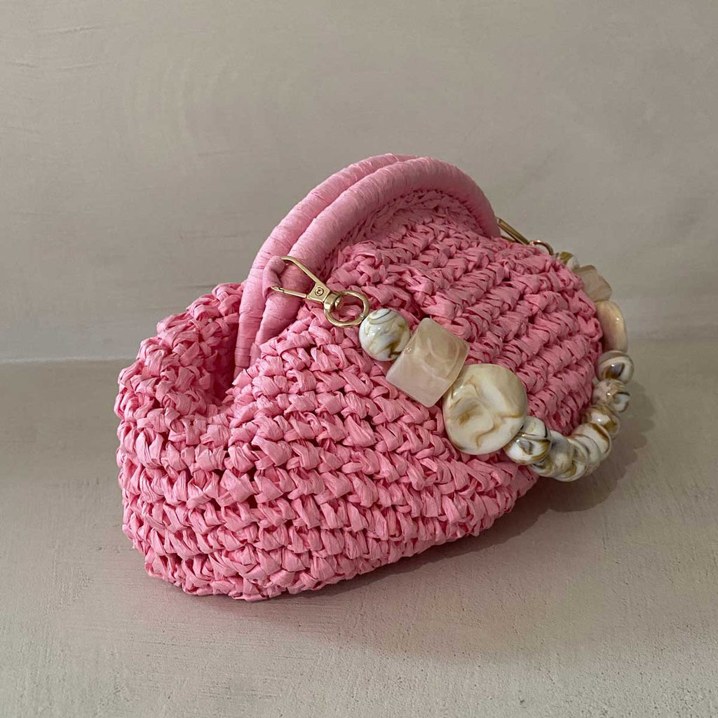 Clutch in rafia all’uncinetto con manico in pietra naturale