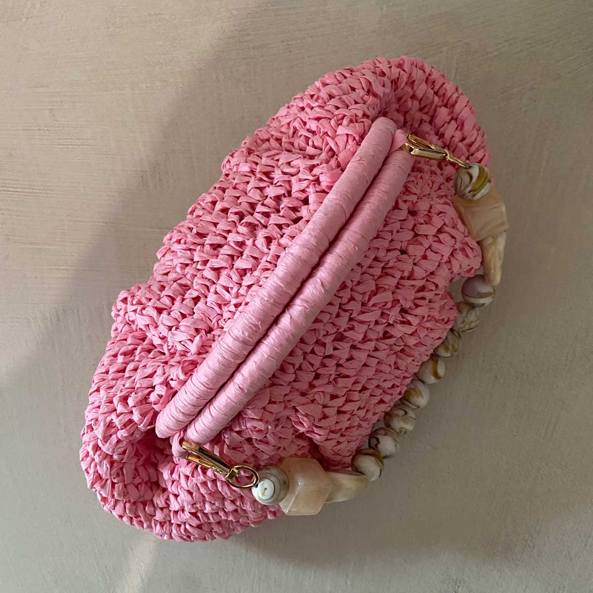 Clutch in rafia all’uncinetto con manico in pietra naturale