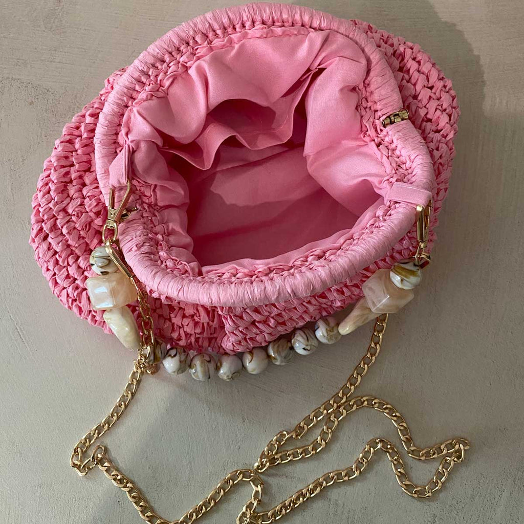 Clutch in rafia all’uncinetto con manico in pietra naturale