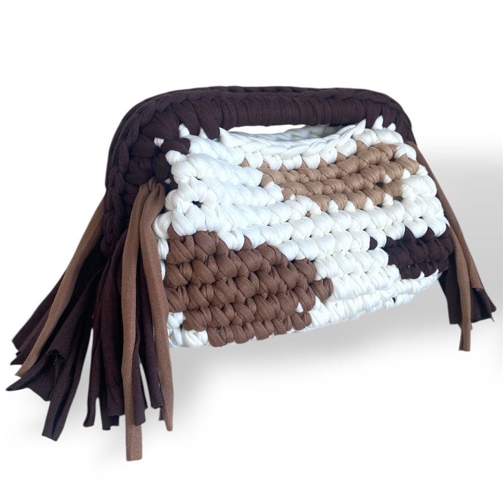 Borsa clutch all'uncinetto fantasia muccata cow print