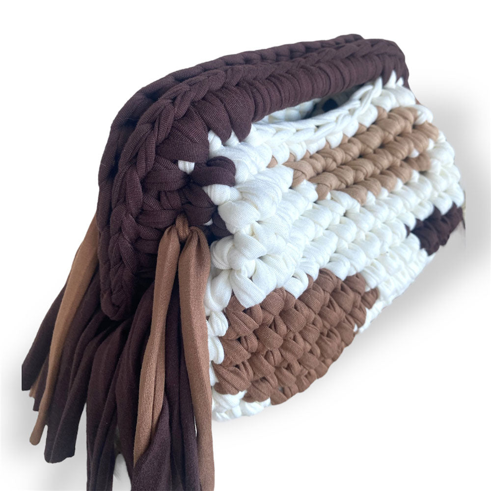 Borsa clutch all'uncinetto fantasia muccata cow print