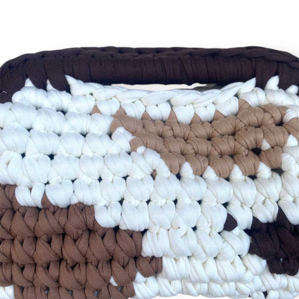 Borsa clutch all'uncinetto fantasia muccata cow print