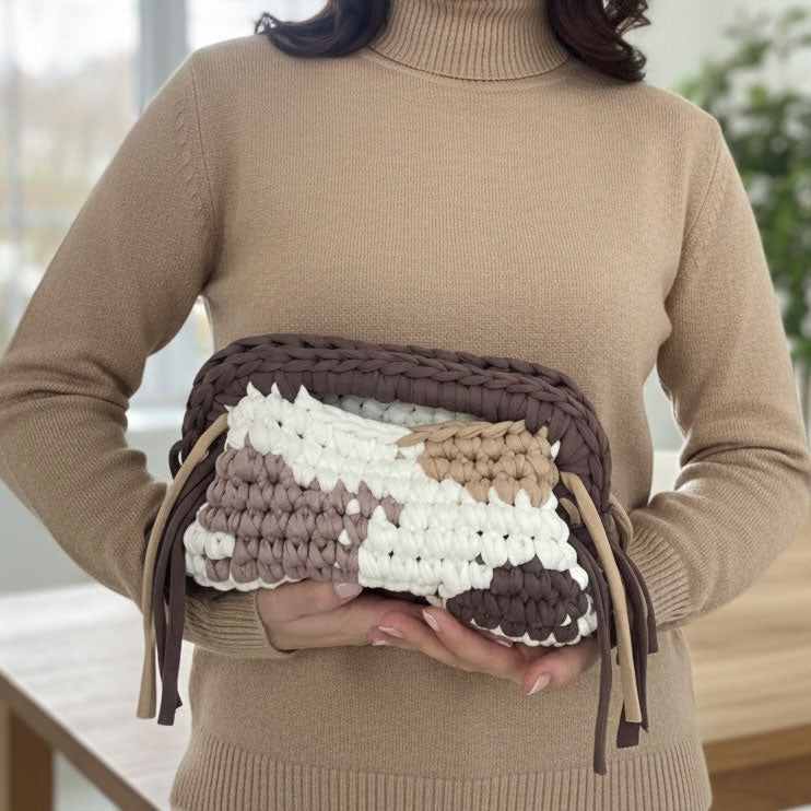 Borsa clutch all'uncinetto fantasia muccata cow print