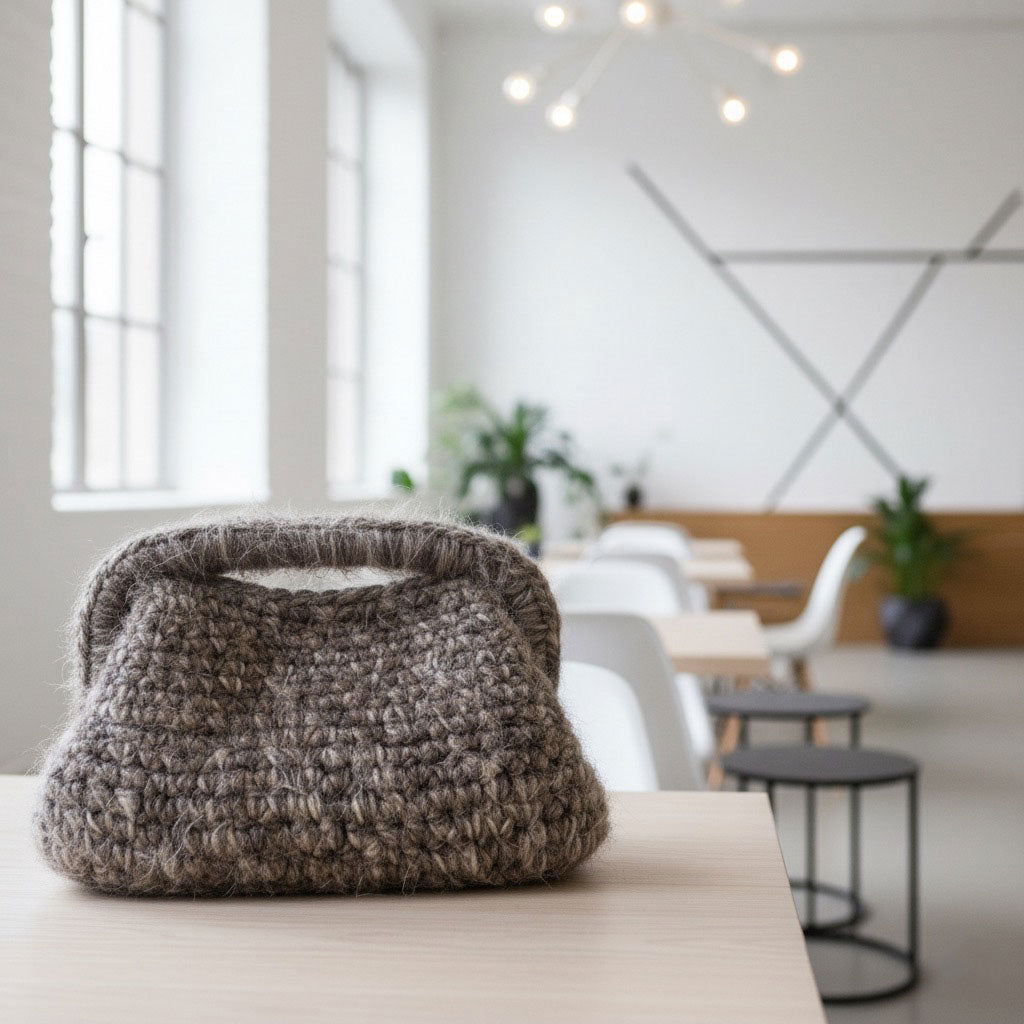 Clutch all'uncinetto in lana fluffy grigia