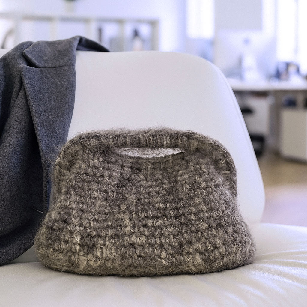 Clutch all'uncinetto in lana fluffy grigia
