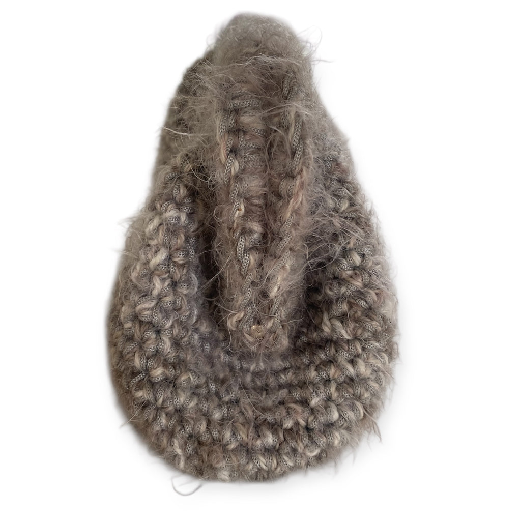 Clutch all'uncinetto in lana fluffy grigia