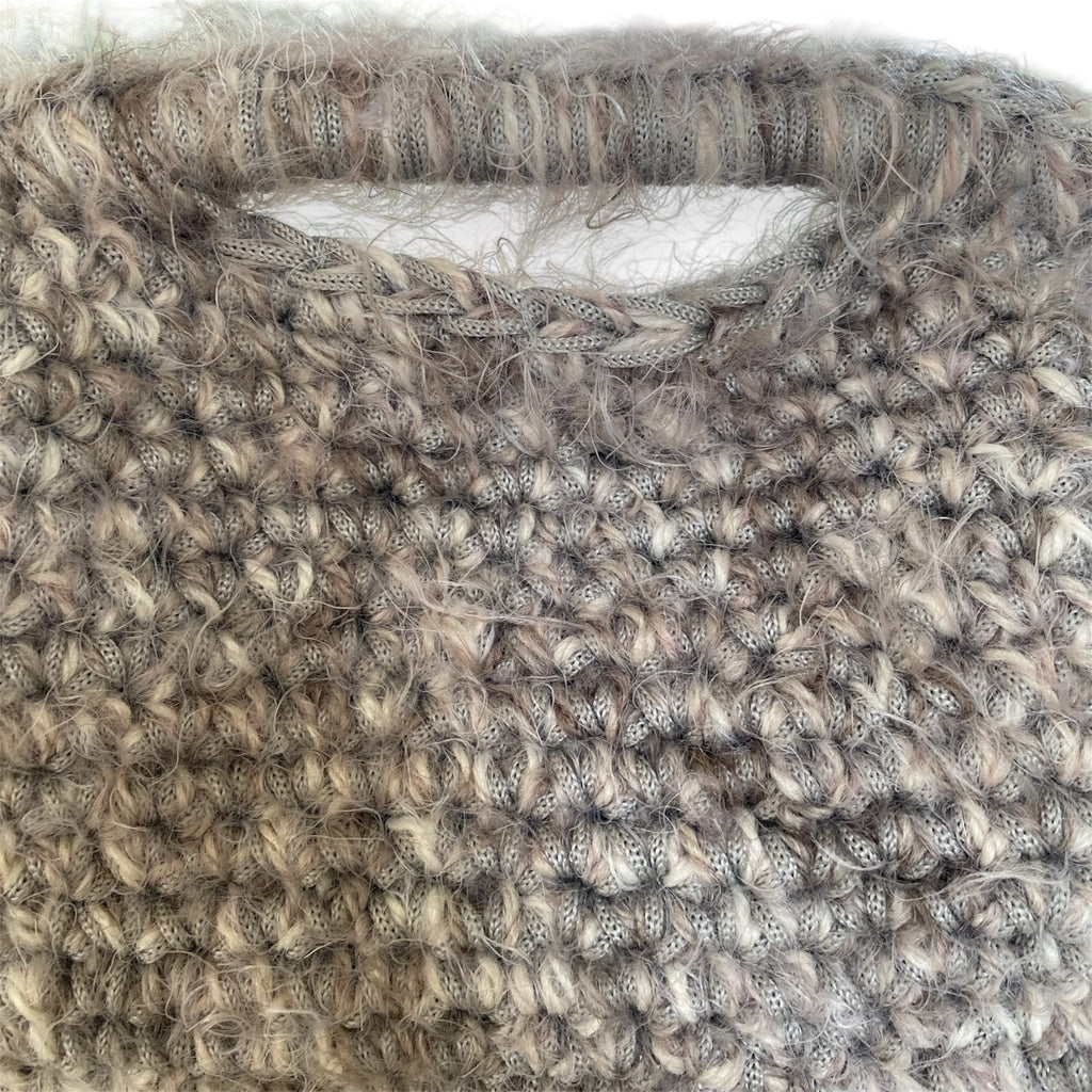 Clutch all'uncinetto in lana fluffy grigia