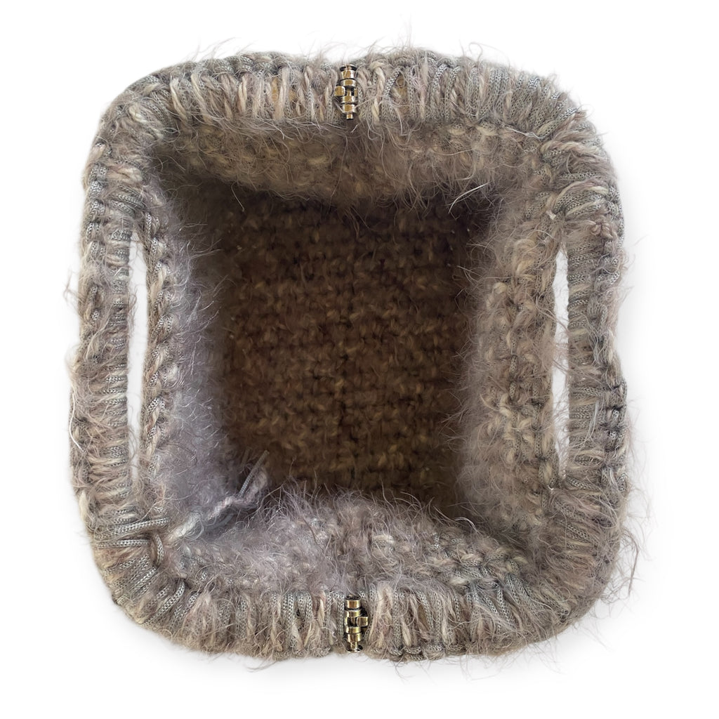 Clutch all'uncinetto in lana fluffy grigia