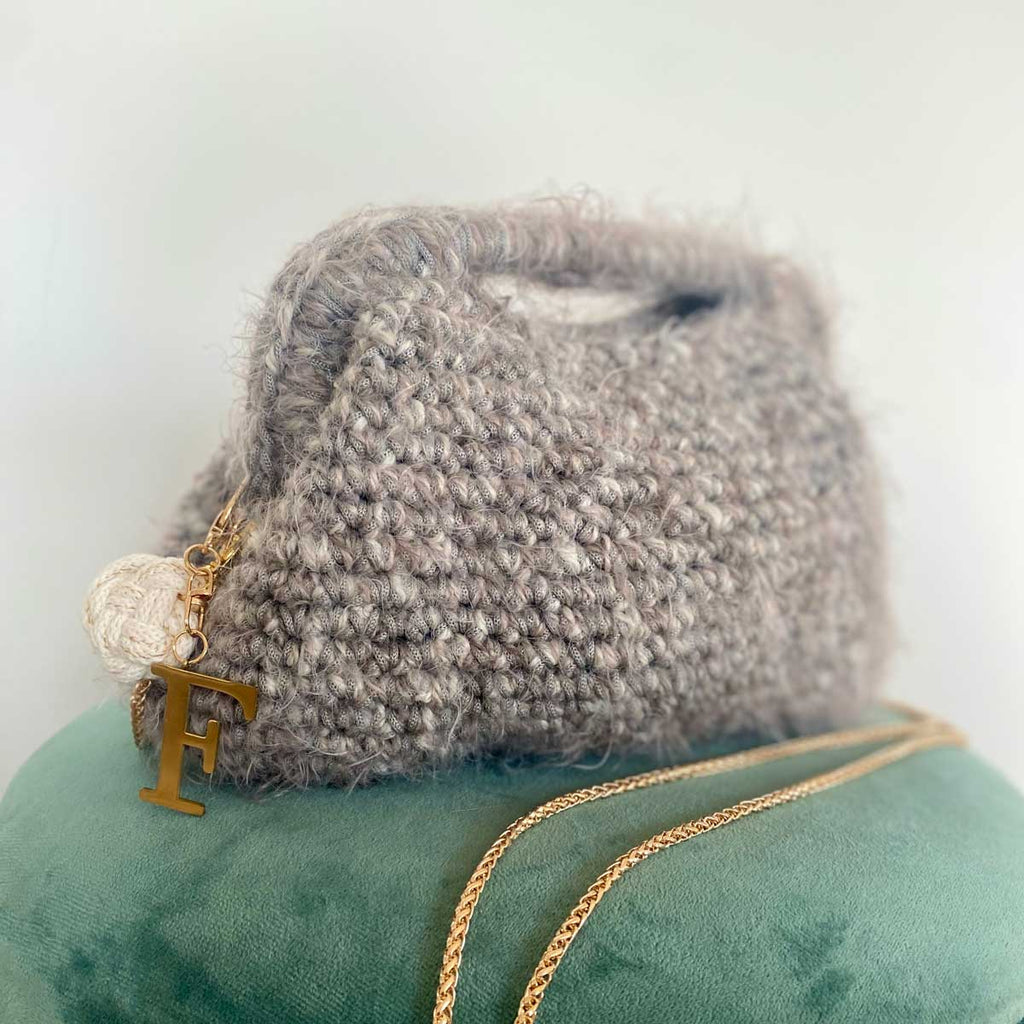 Clutch all'uncinetto in lana fluffy grigia
