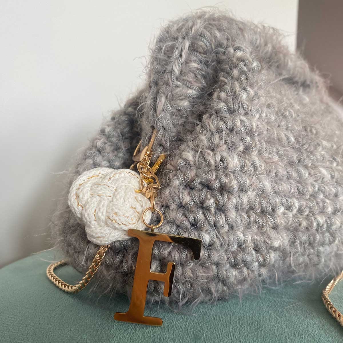 Clutch all'uncinetto in lana fluffy grigia