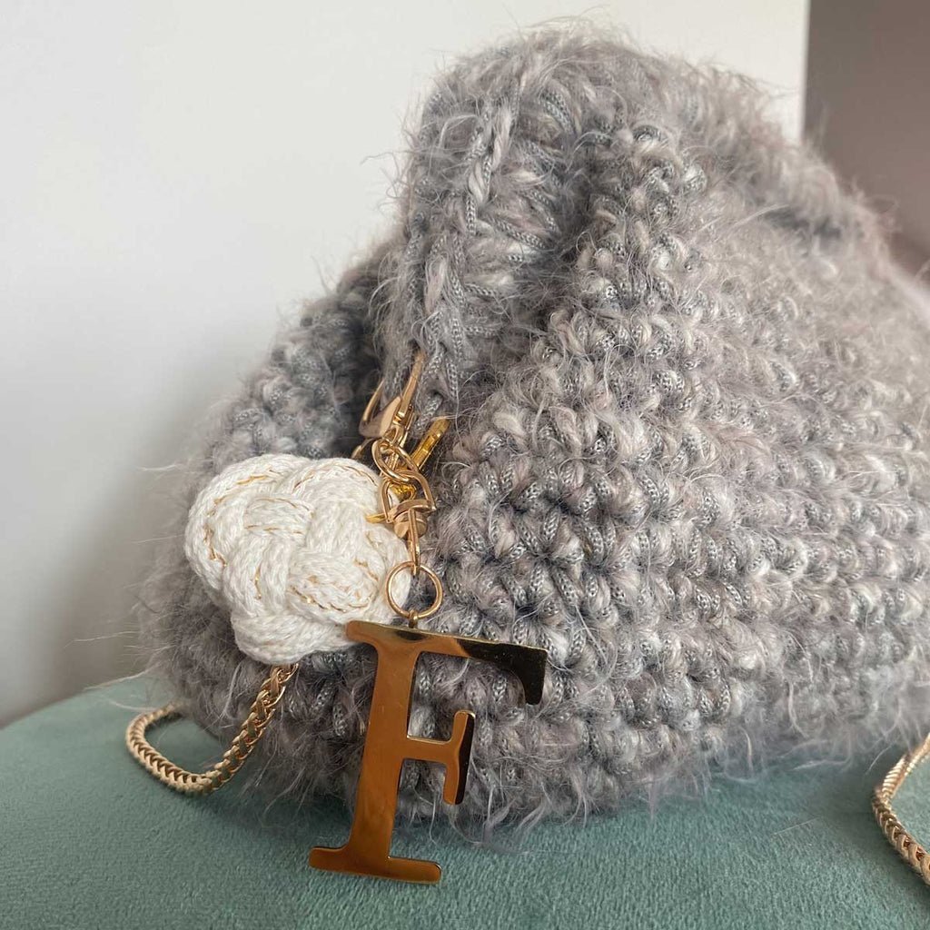 Clutch all'uncinetto in lana fluffy grigia
