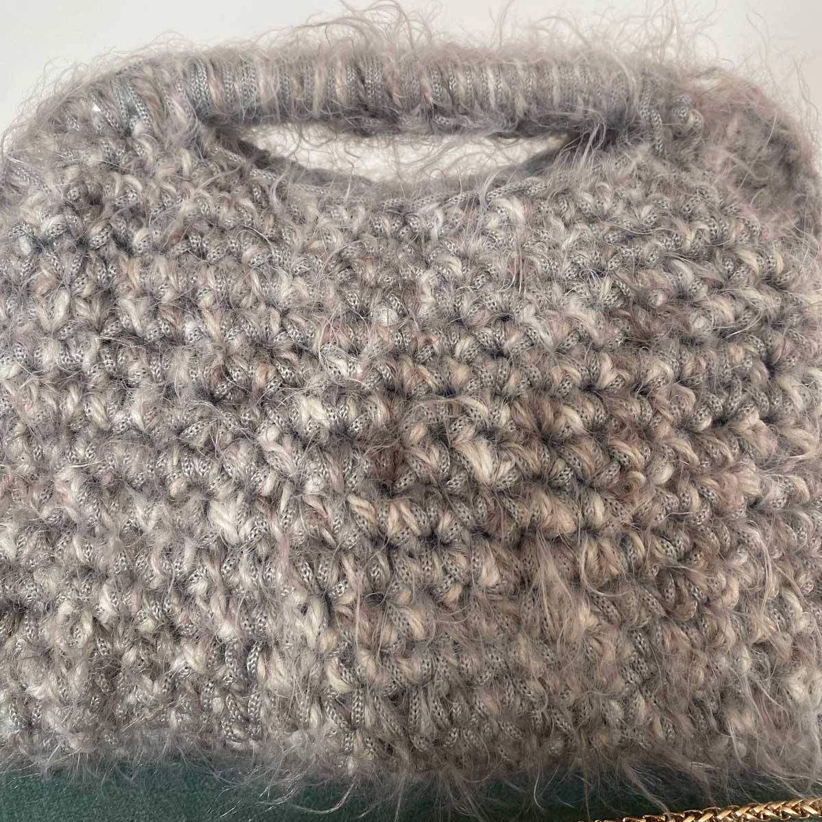 Clutch all'uncinetto in lana fluffy grigia