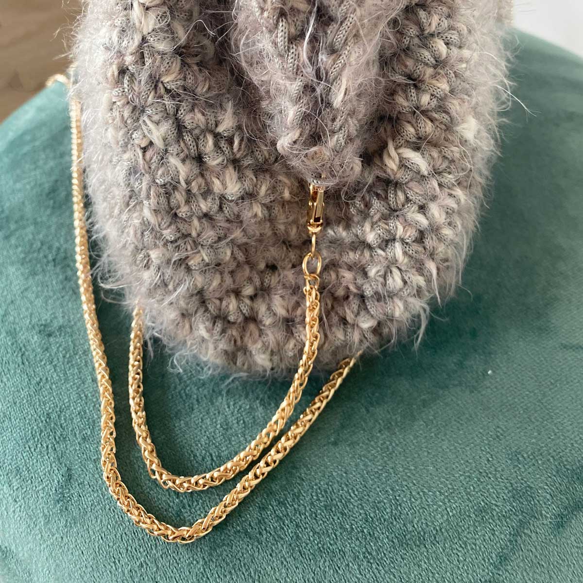 Clutch all'uncinetto in lana fluffy grigia