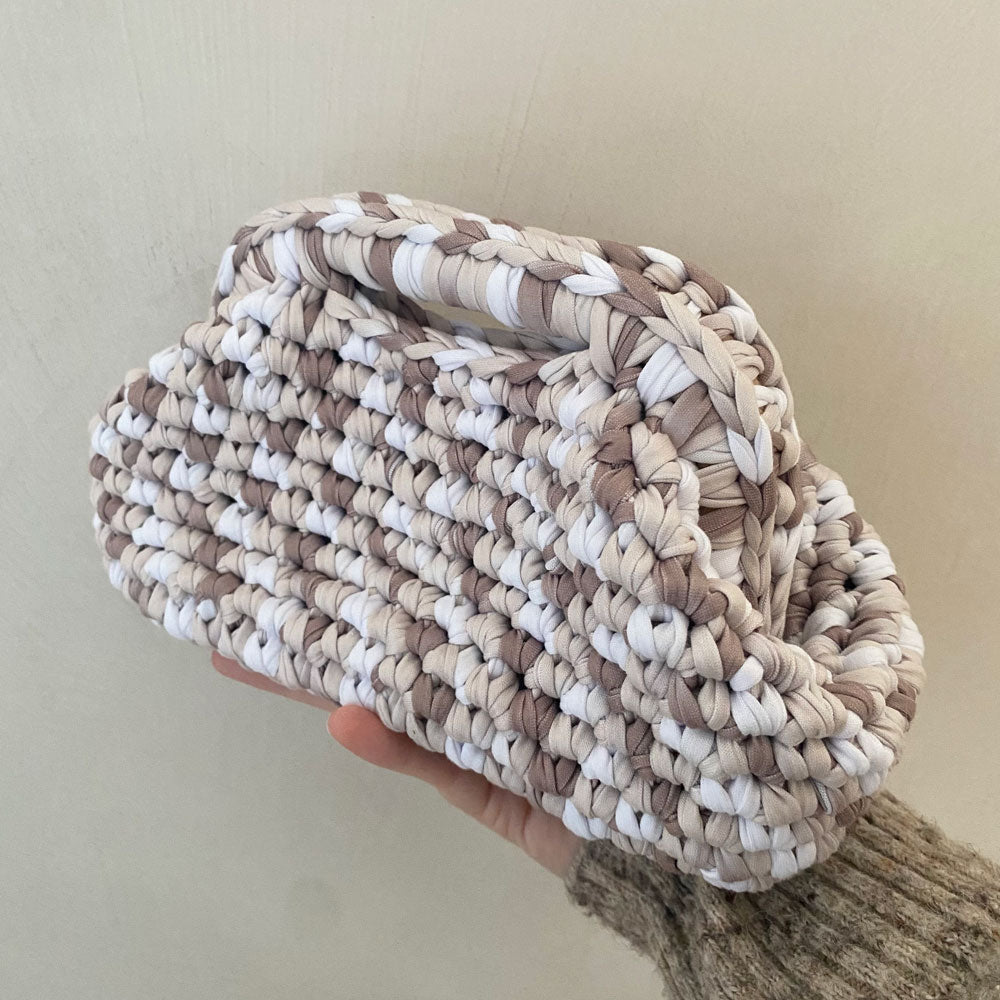 Borsa clutch all'uncinetto sfumata panna tortora