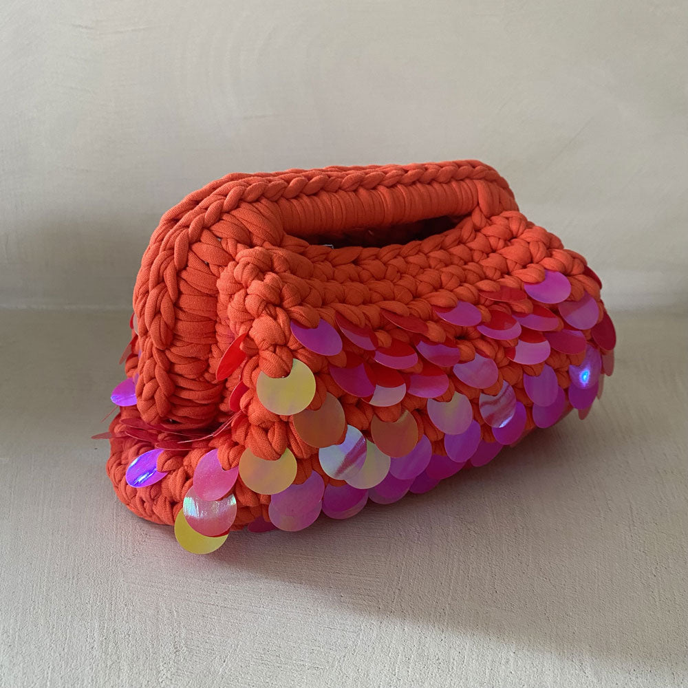Clutch bag all'uncinetto arancione con paillettes olografiche