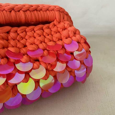 Clutch all'uncinetto arancione con paillettes