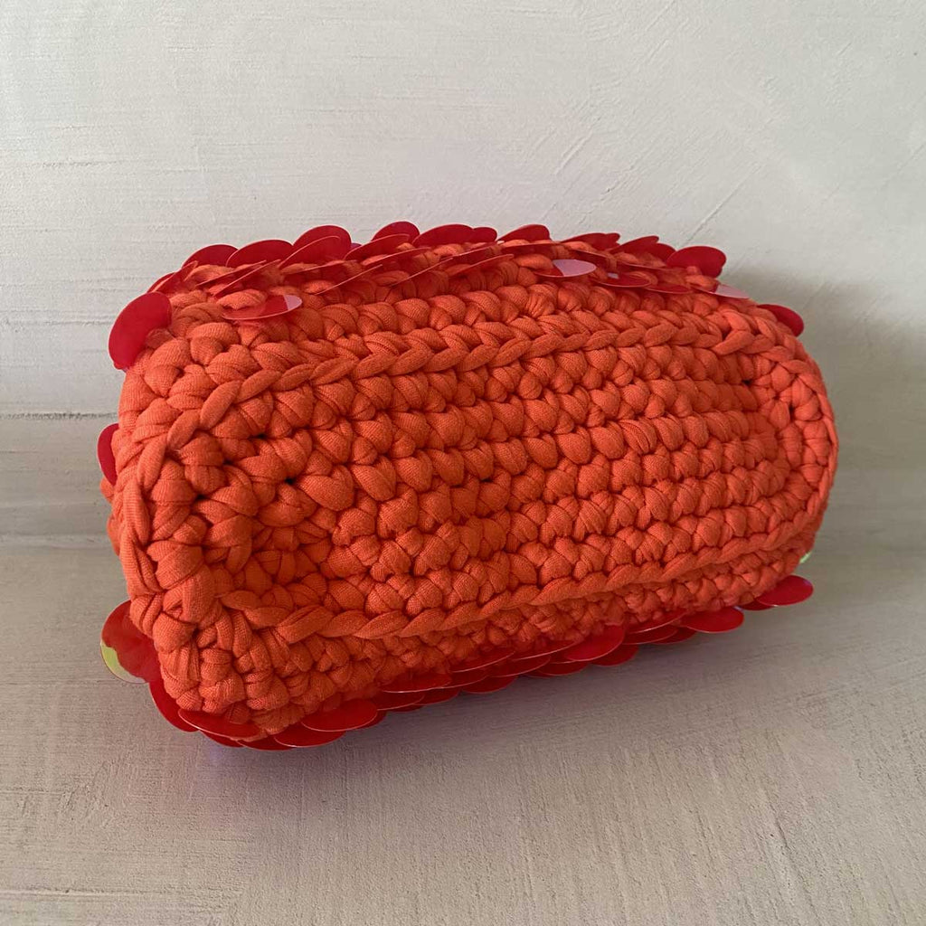 Clutch bag all'uncinetto arancione con paillettes olografiche