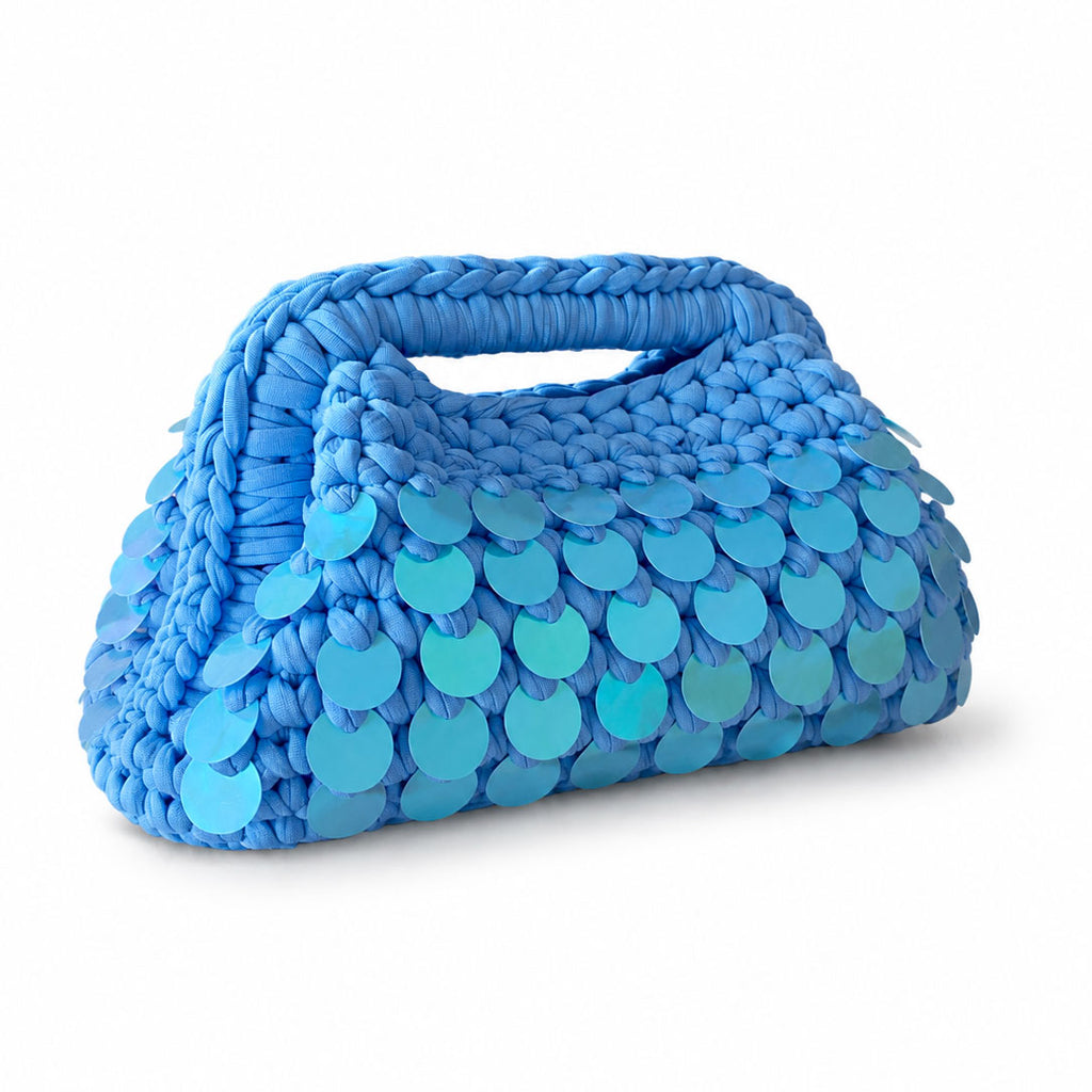 Clutch bag all'uncinetto azzurra con paillettes celesti
