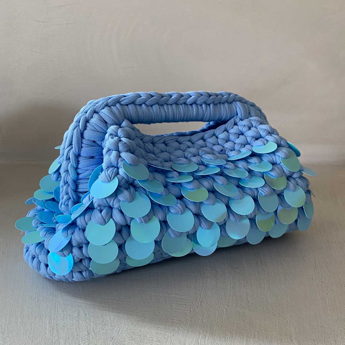Clutch bag all'uncinetto azzurra con paillettes celesti
