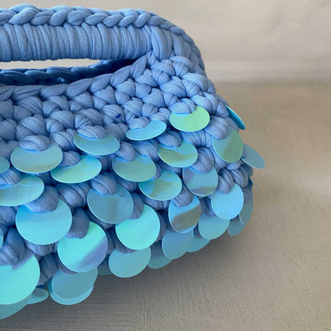 Clutch all'uncinetto celeste con paillettes