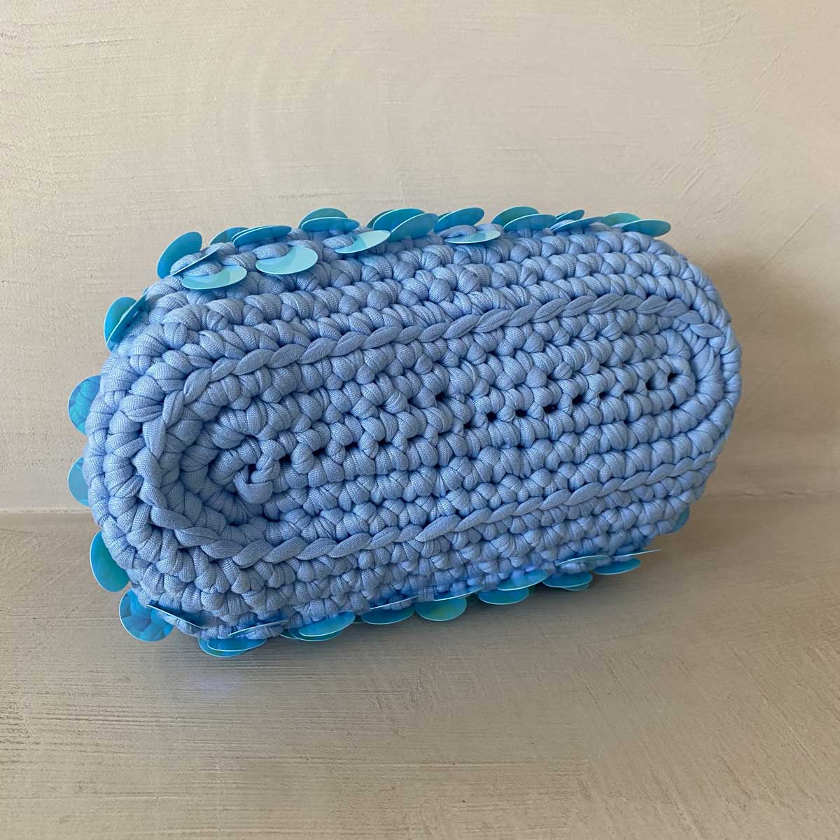 Clutch bag all'uncinetto azzurra con paillettes celesti