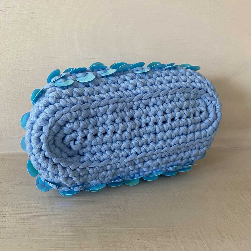 Clutch bag all'uncinetto azzurra con paillettes celesti