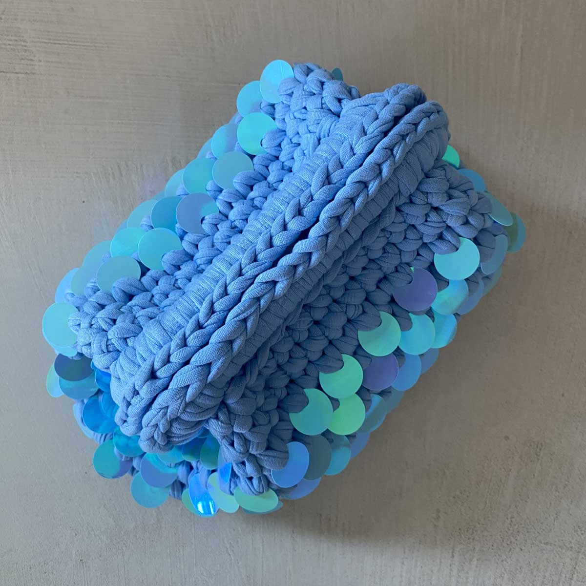 Clutch bag all'uncinetto azzurra con paillettes celesti
