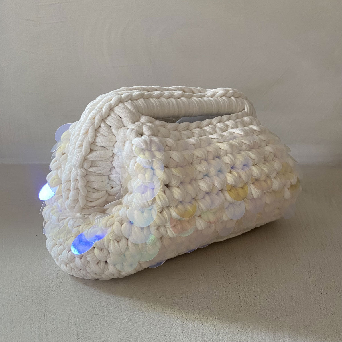 Borsa clutch all'uncinetto bianca con paillettes