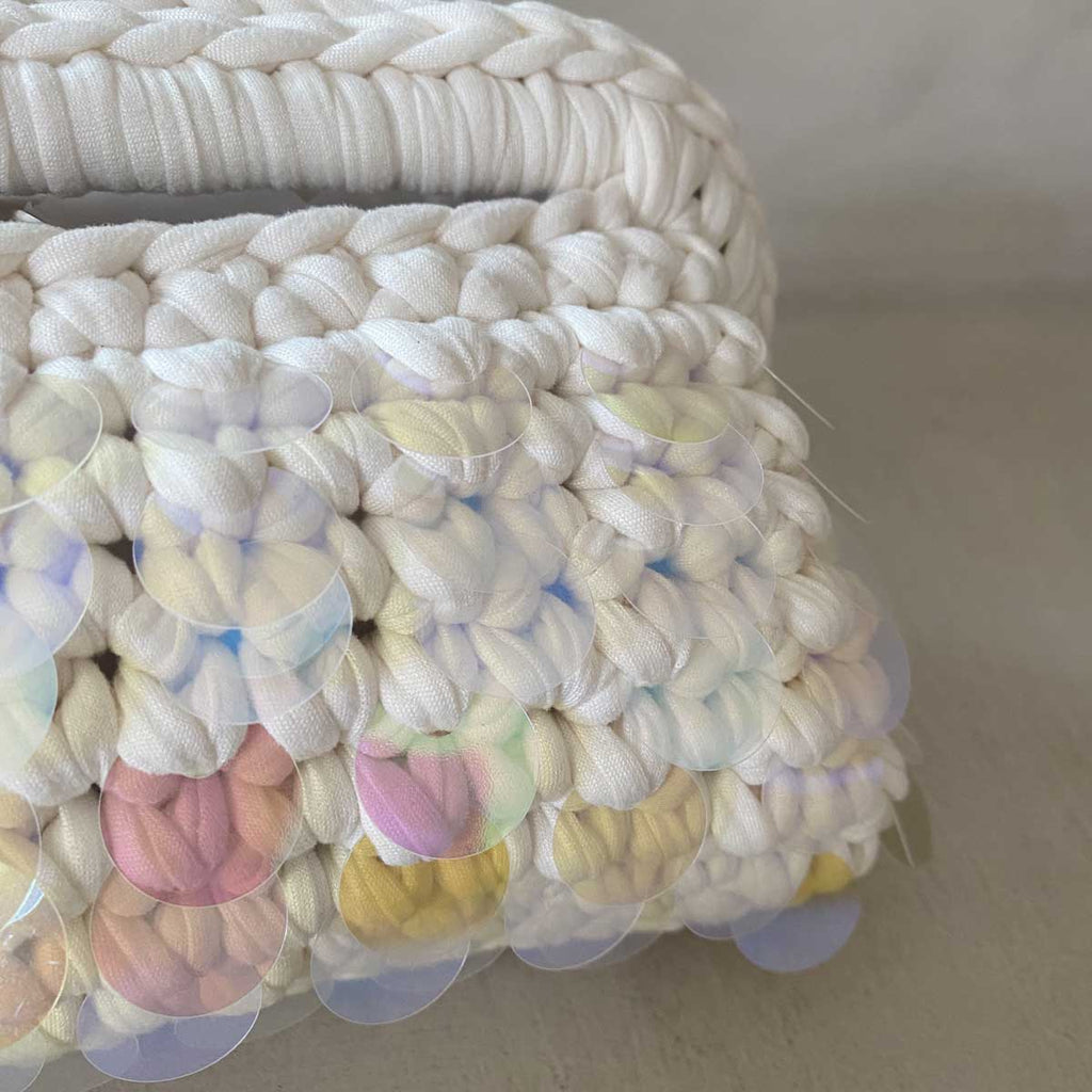 Borsa clutch all'uncinetto bianca con paillettes