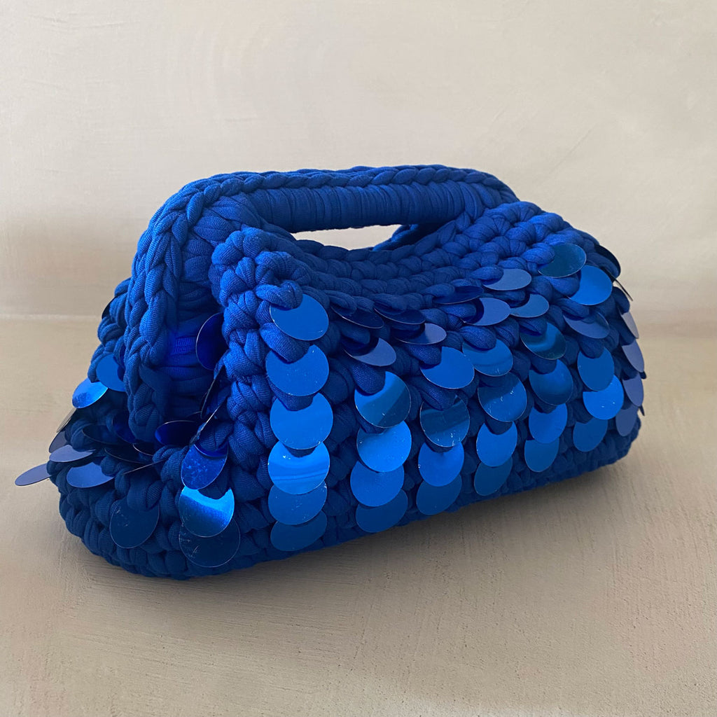 Clutch bag all'uncinetto blu con paillettes