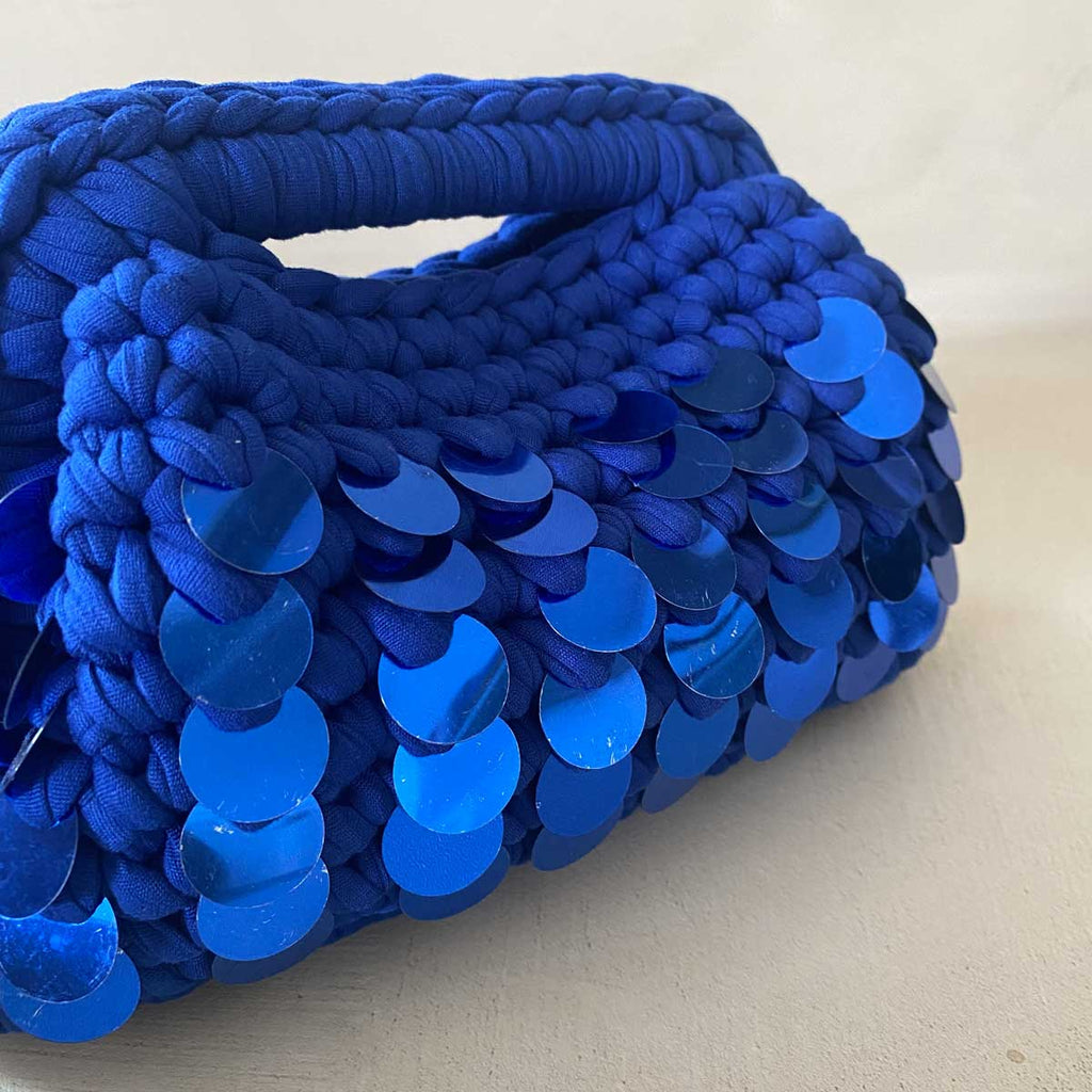 Clutch bag all'uncinetto blu con paillettes