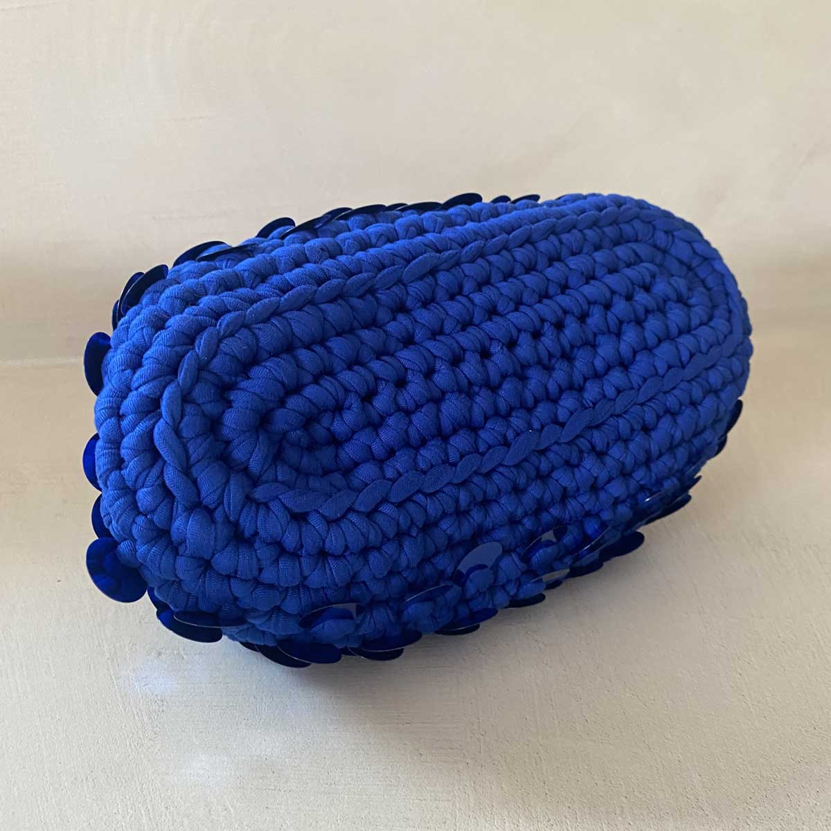 Clutch bag all'uncinetto blu con paillettes