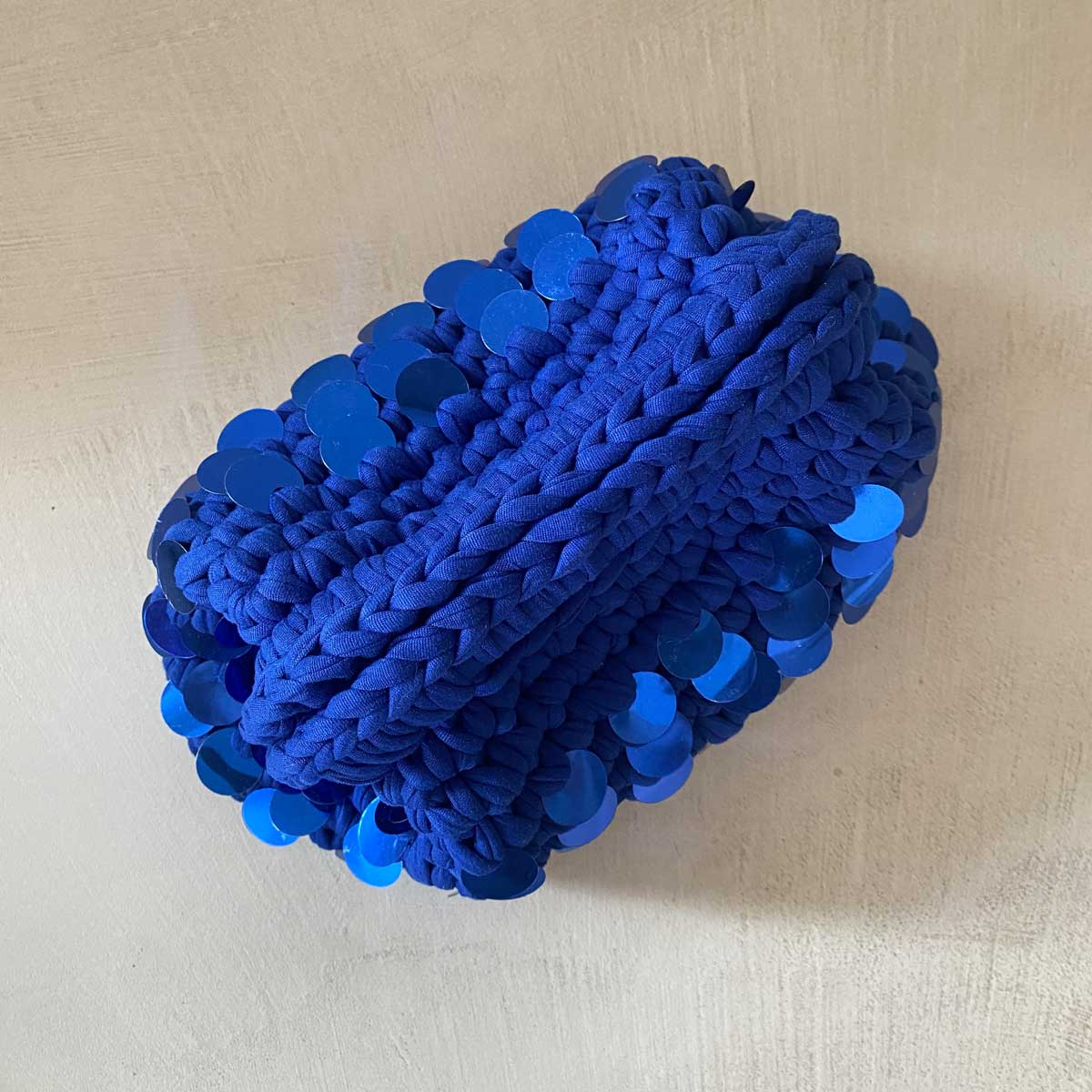 Clutch bag all'uncinetto blu con paillettes