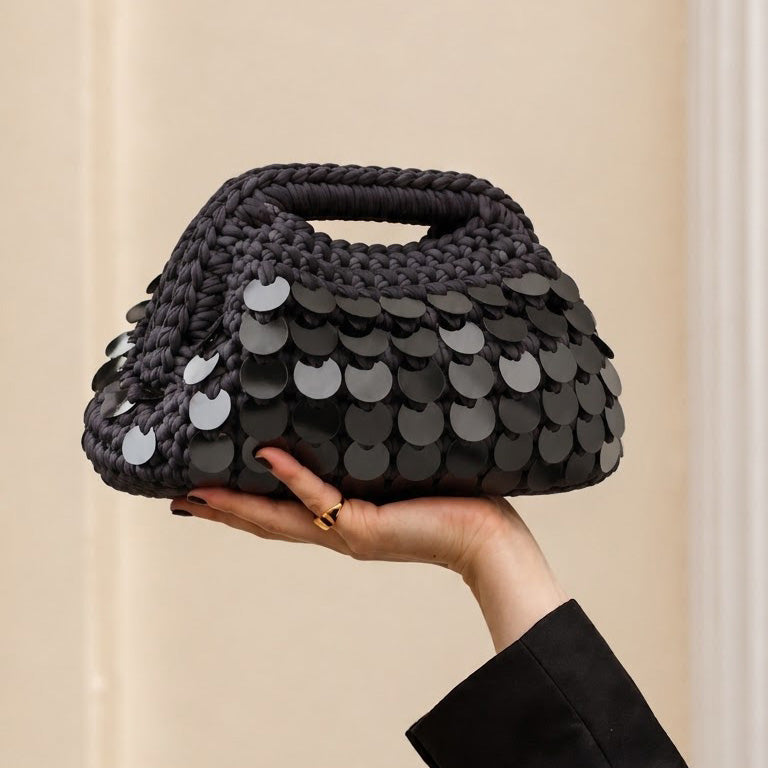 Pochette clutch all'uncinetto con paillettes nere