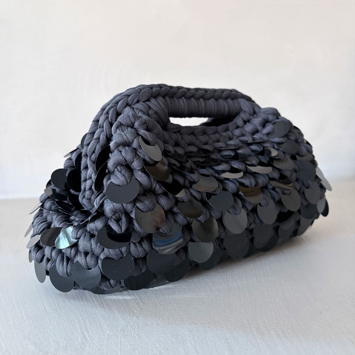Pochette clutch all'uncinetto con paillettes nere