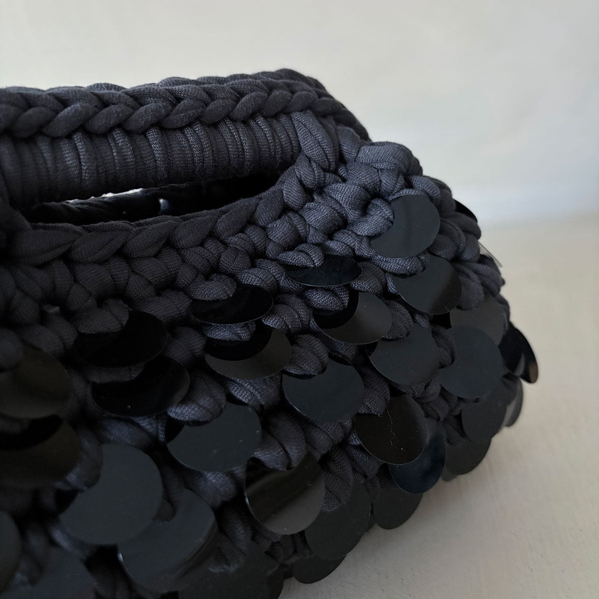 Pochette clutch all'uncinetto con paillettes nere