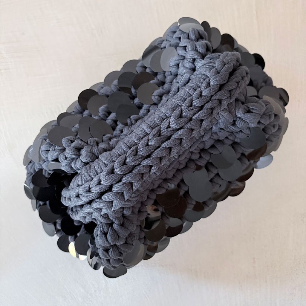 Pochette clutch all'uncinetto con paillettes nere