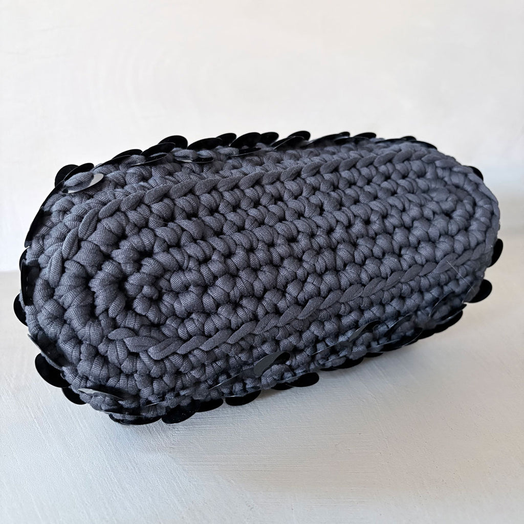 Pochette clutch all'uncinetto con paillettes nere