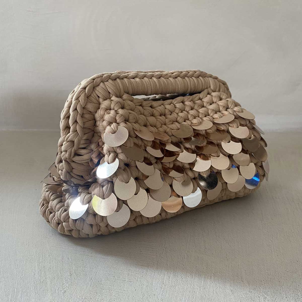 Clutch bag all'uncinetto con paillettes oro