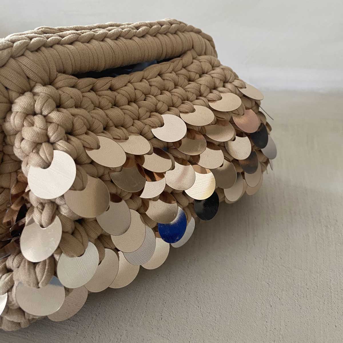 Clutch bag all'uncinetto con paillettes oro
