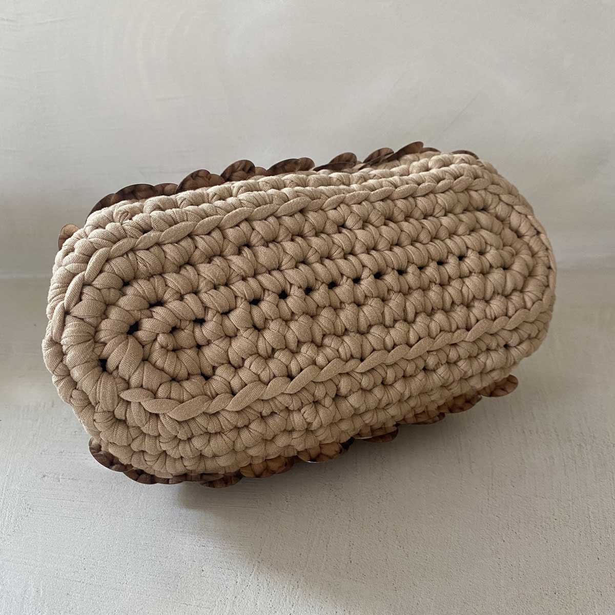 Clutch bag all'uncinetto con paillettes oro